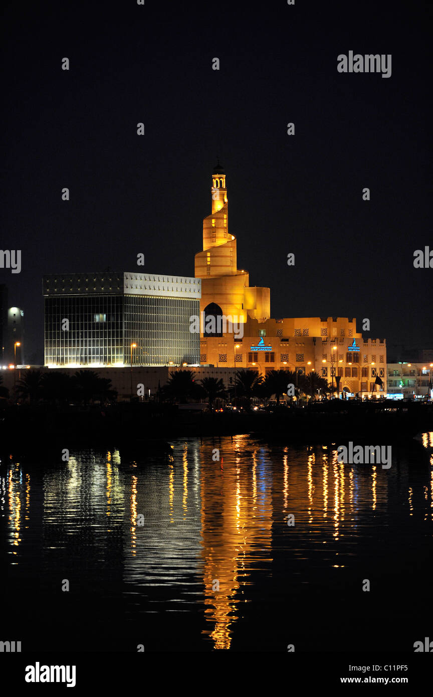 Night Shot, a forma di spirale Torre del Fanar, Qatar centro culturale islamico, Doha, Qatar, Golfo Persico, Medio Oriente e Asia Foto Stock