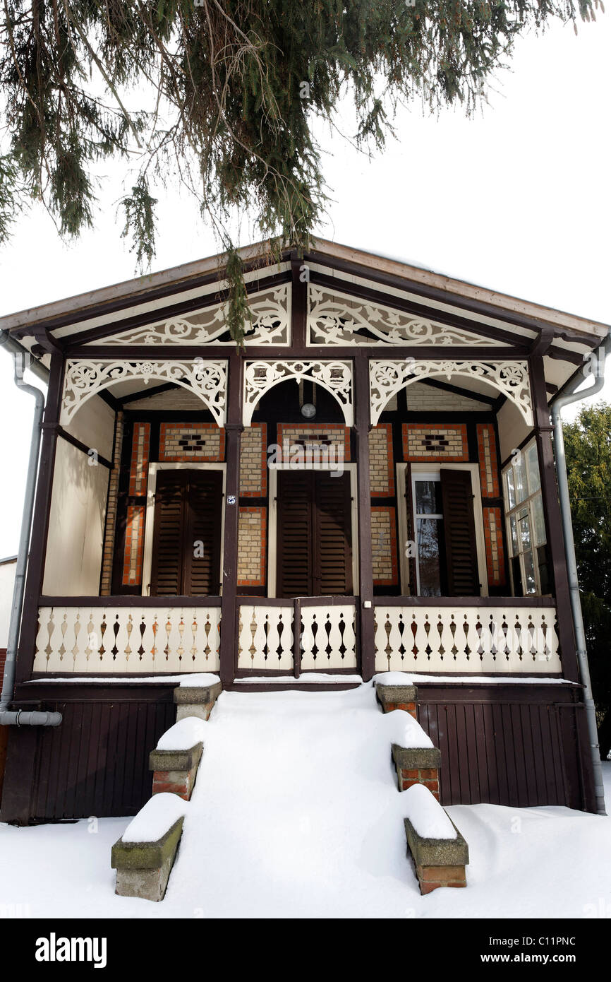 Giardino Storico padiglione con ornamenti di legno nella neve, Bad Suderode, northern Harz, Sassonia-Anhalt, Germania, Europa Foto Stock
