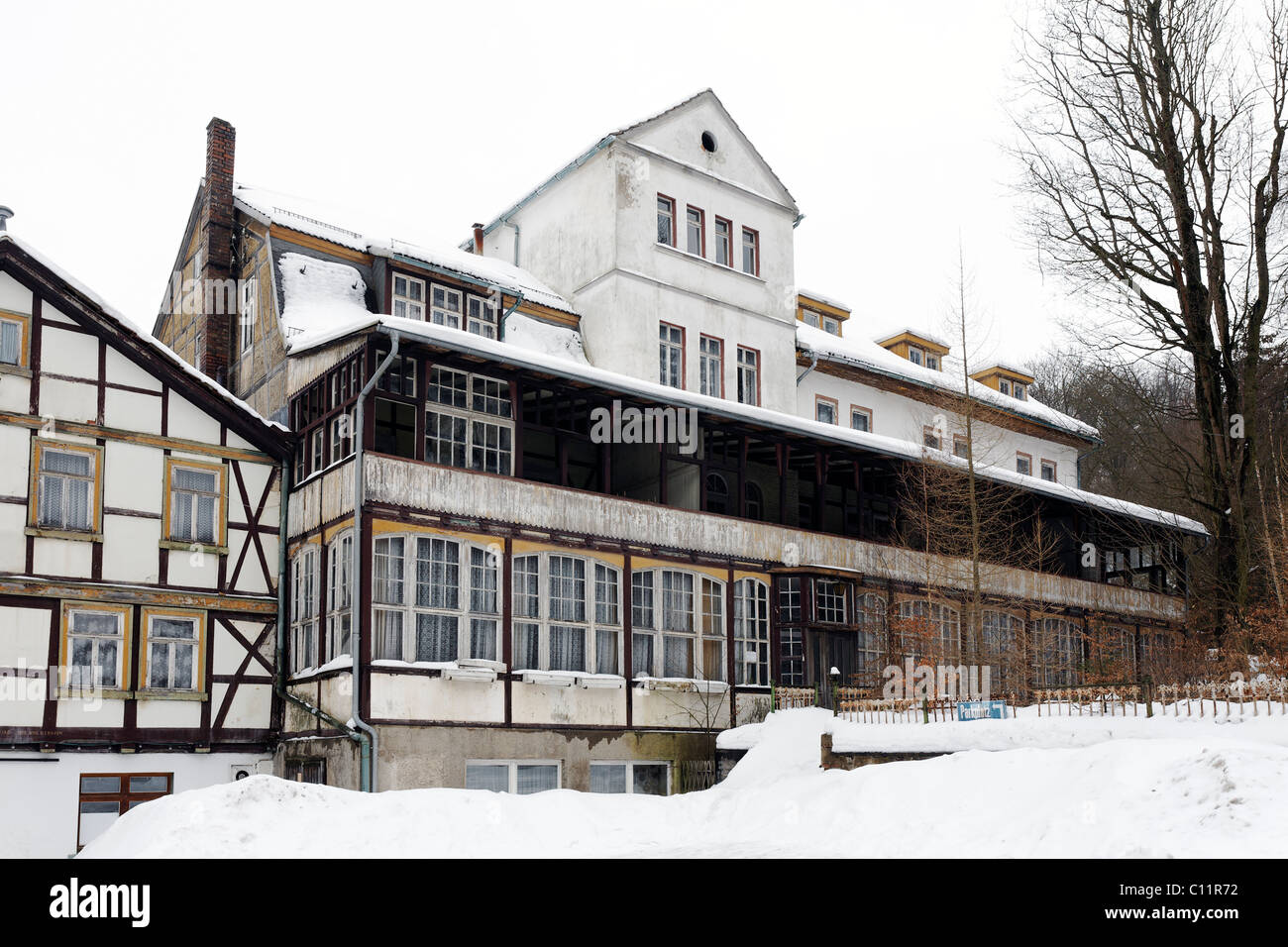 Chiuso il vecchio hotel in Maegdesprung, in bisogno di un rinnovo, inverno, Harzgerode, Harz, Sassonia-Anhalt, Germania, Europa Foto Stock