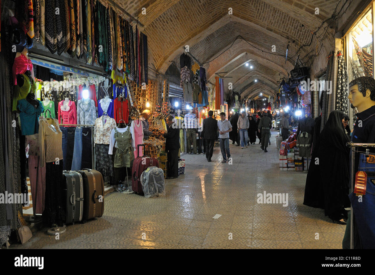 Negozi nel bazar coperto di Zanjan, Iran, Persia, Asia Foto Stock