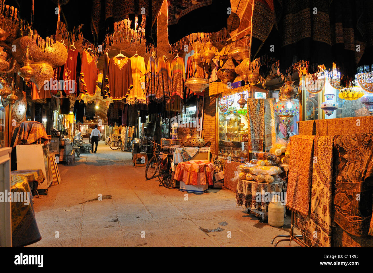 Negozi nel bazar coperto di Esfahan, Sito Patrimonio Mondiale dell'UNESCO, Esfahan, Isfahan, Iran, Persia, Asia Foto Stock