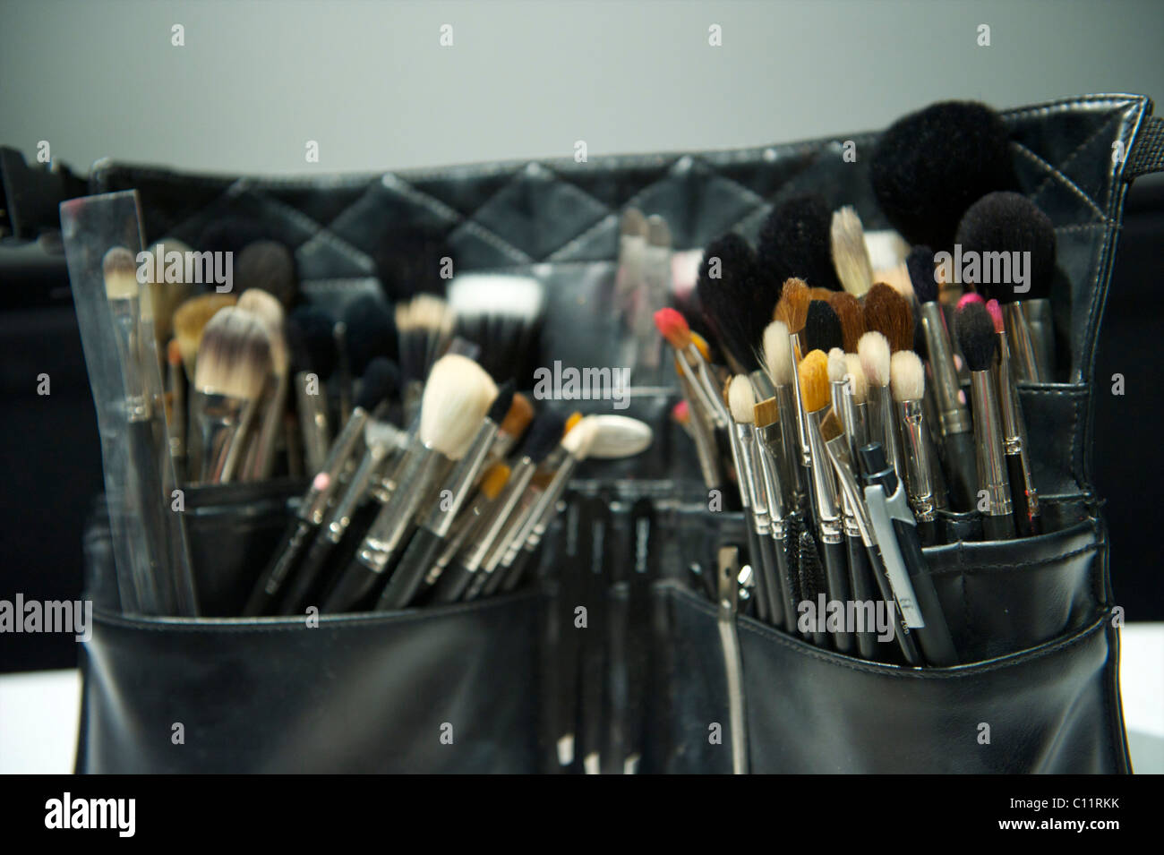 Make up artisti sono equipaggiato con un arsenale di make-up pennelli backstage prima della presentazione del sig. inizio autunno 2011 Foto Stock