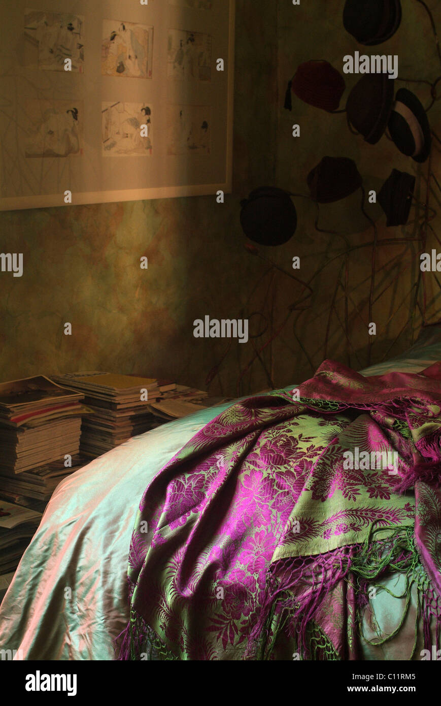 Close-up di un letto con lenzuola di raso in un'atmosfera artistica Foto Stock