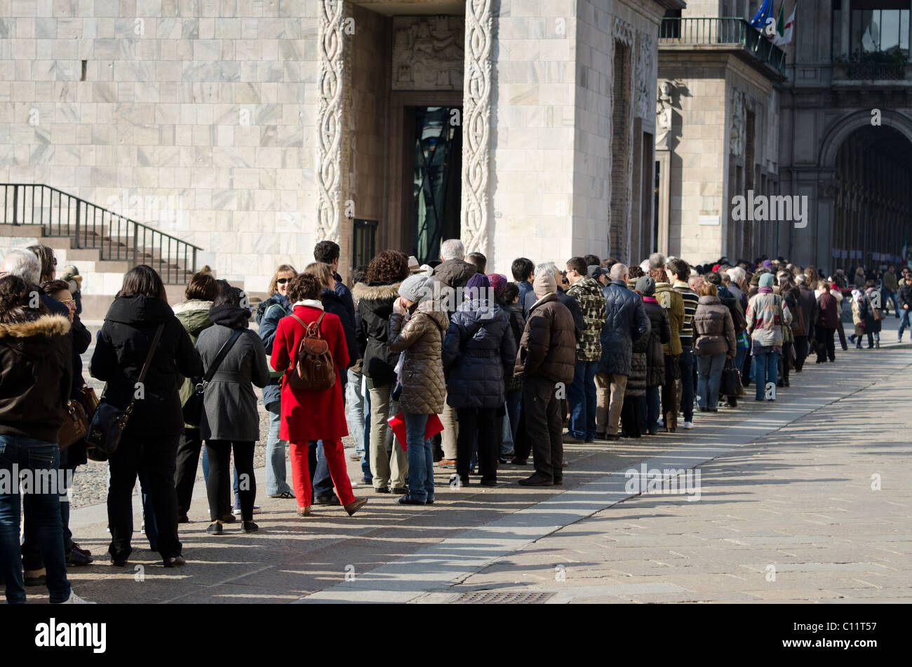 Una lunga coda di domenica al di fuori del nuovo museo 'Museo del '900' a Milano Foto Stock