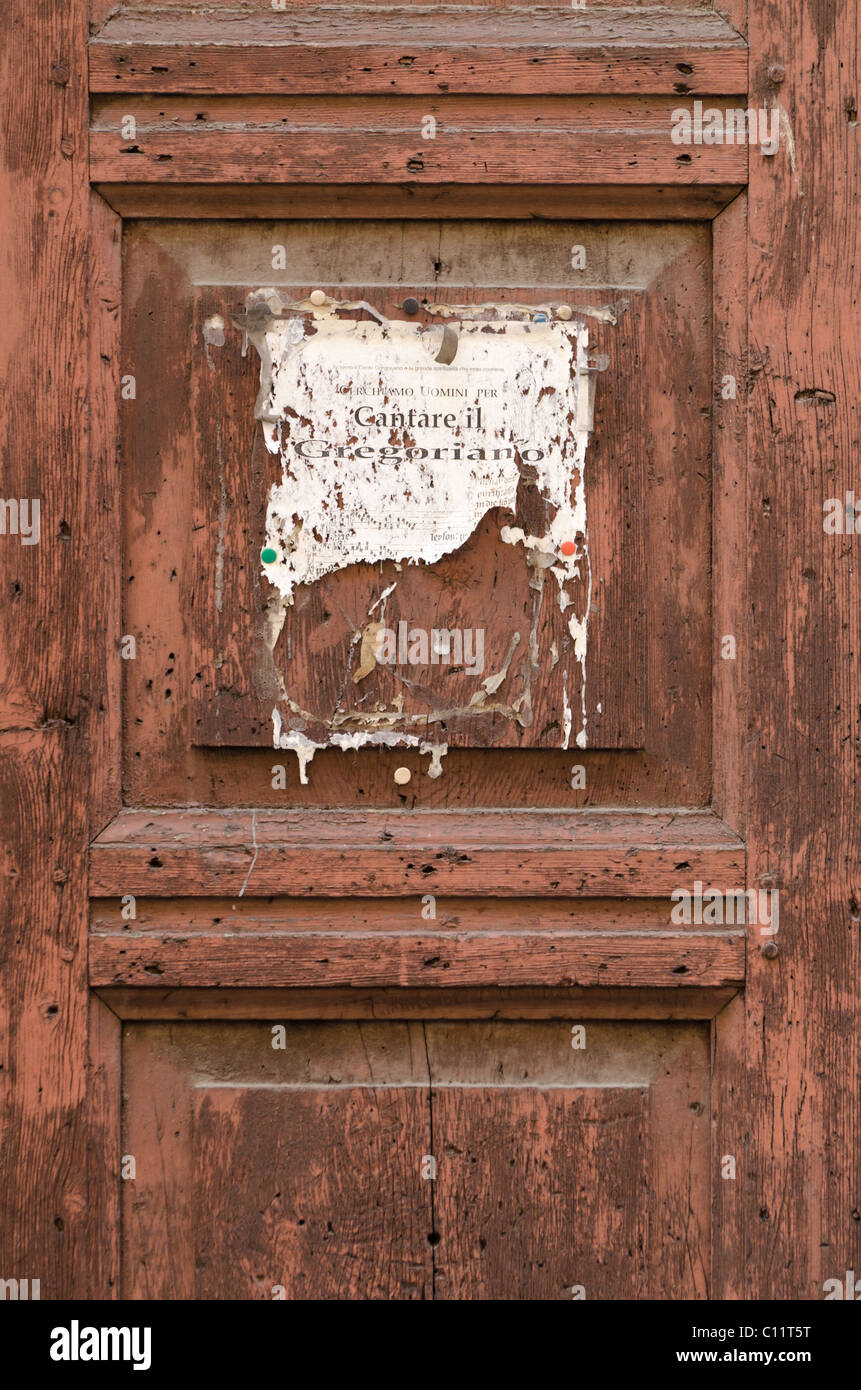 La vecchia porta di ingresso dei resti di un monastero nel centro di Milano. Foto Stock