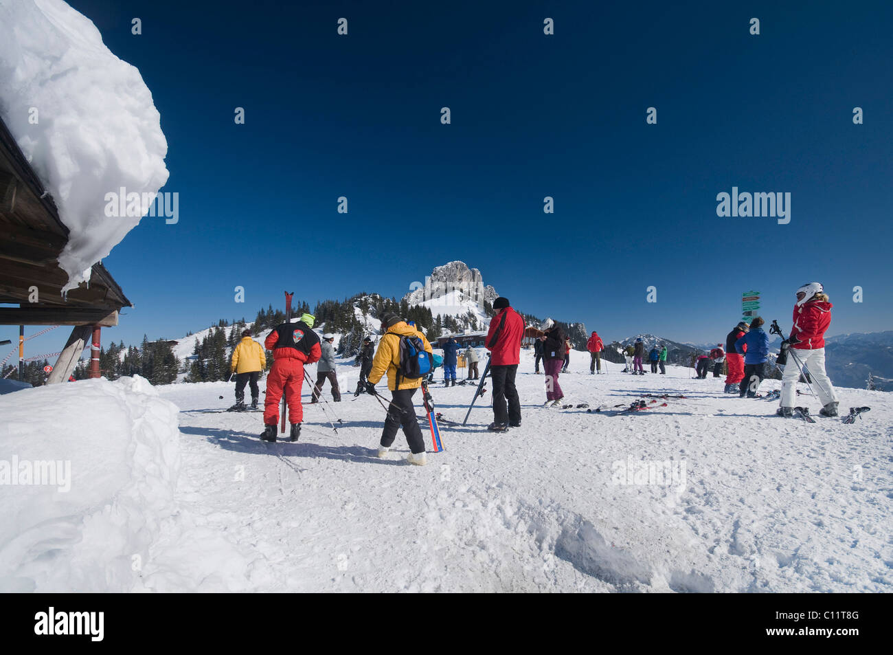 Gli appassionati di sport invernali che si pronti per la discesa, sciatori, snowboarder, Chiemgau Alpi, Kampenwand, Bavaria Foto Stock