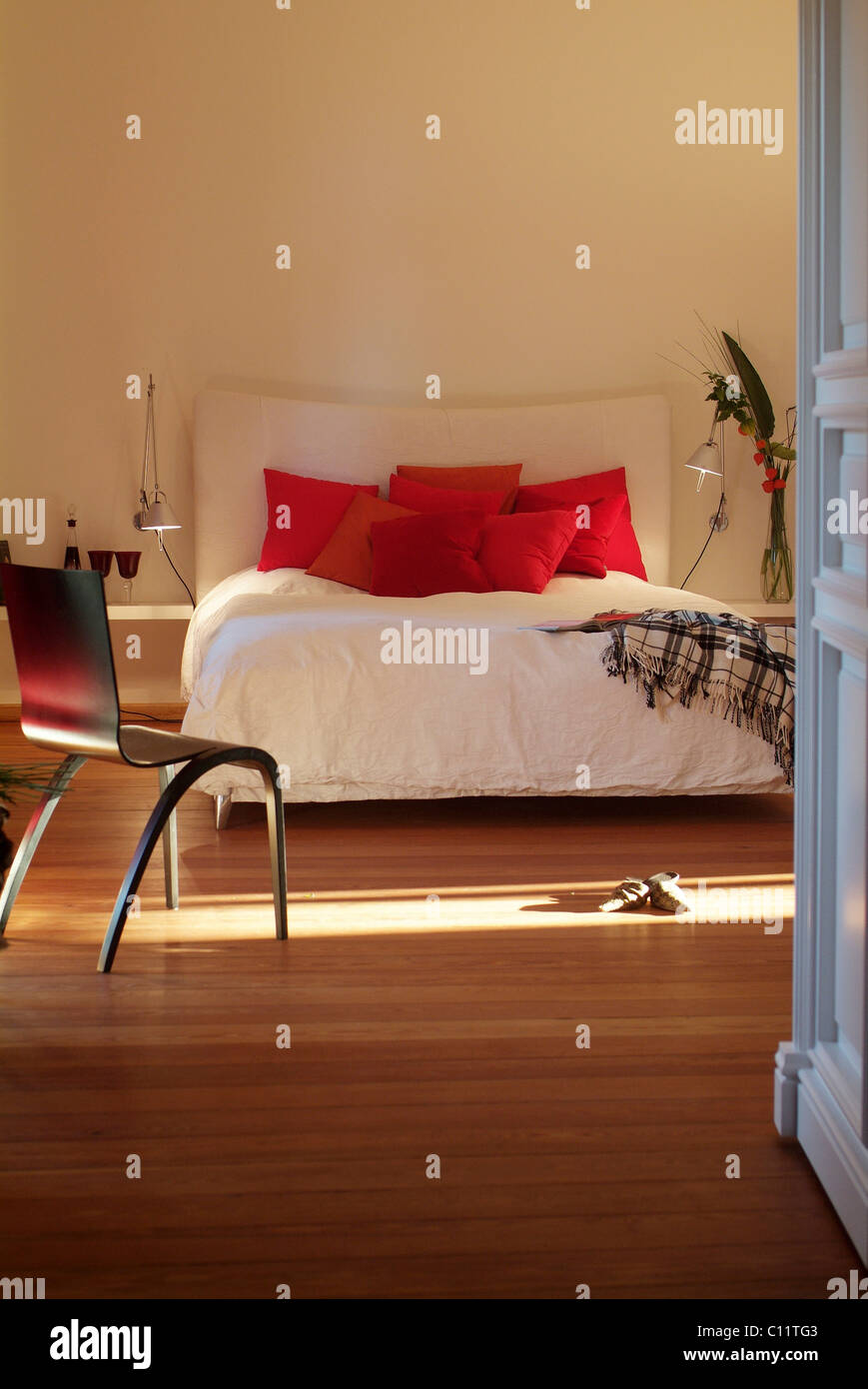 Elegante camera da letto con un letto bianco in design sofisticato e moderno, Foto Stock