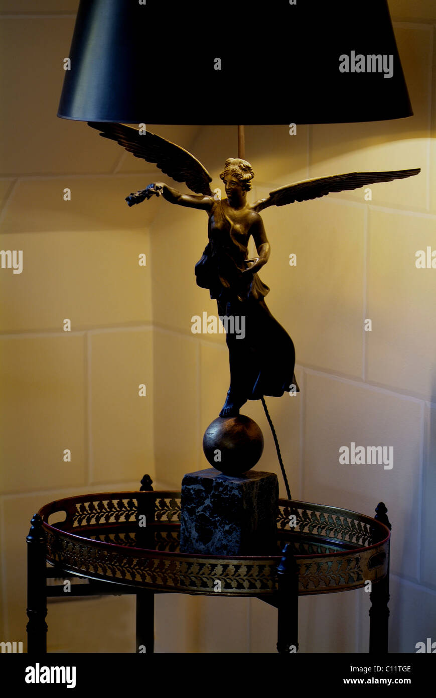 Lampada di antiquariato con un angelo di bronzo in stile impero Foto Stock