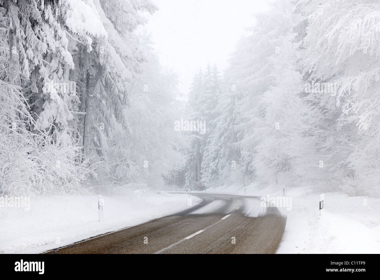 Il traffico su strada in inverno, Svevo, Baden-Wuerttemberg, Germania, Europa Foto Stock