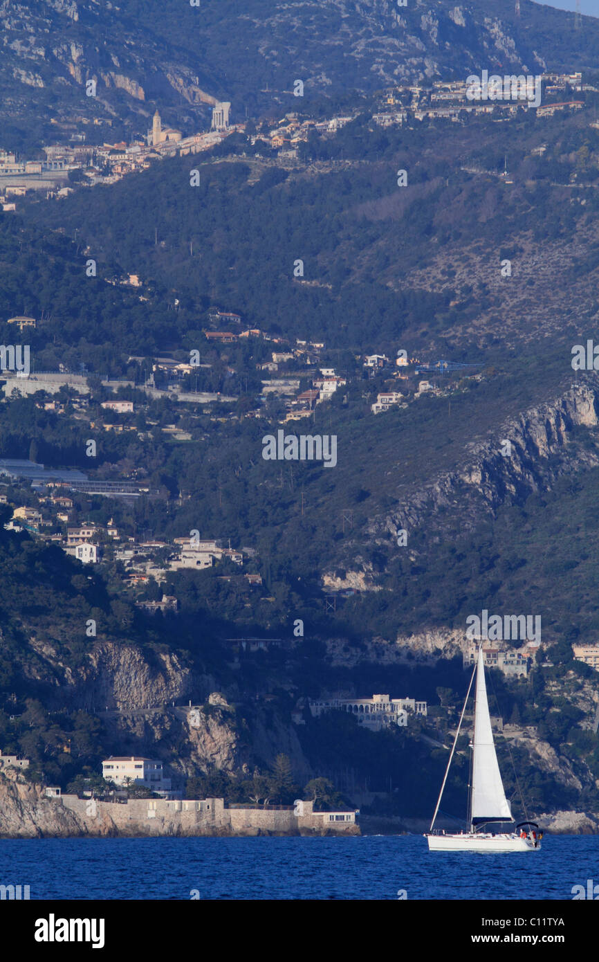 Vista dal promontorio di San Hospice di Saint Jean Cap Ferrat a La Turbie, yacht a vela, dipartimento delle Alpi Marittime, Région Foto Stock