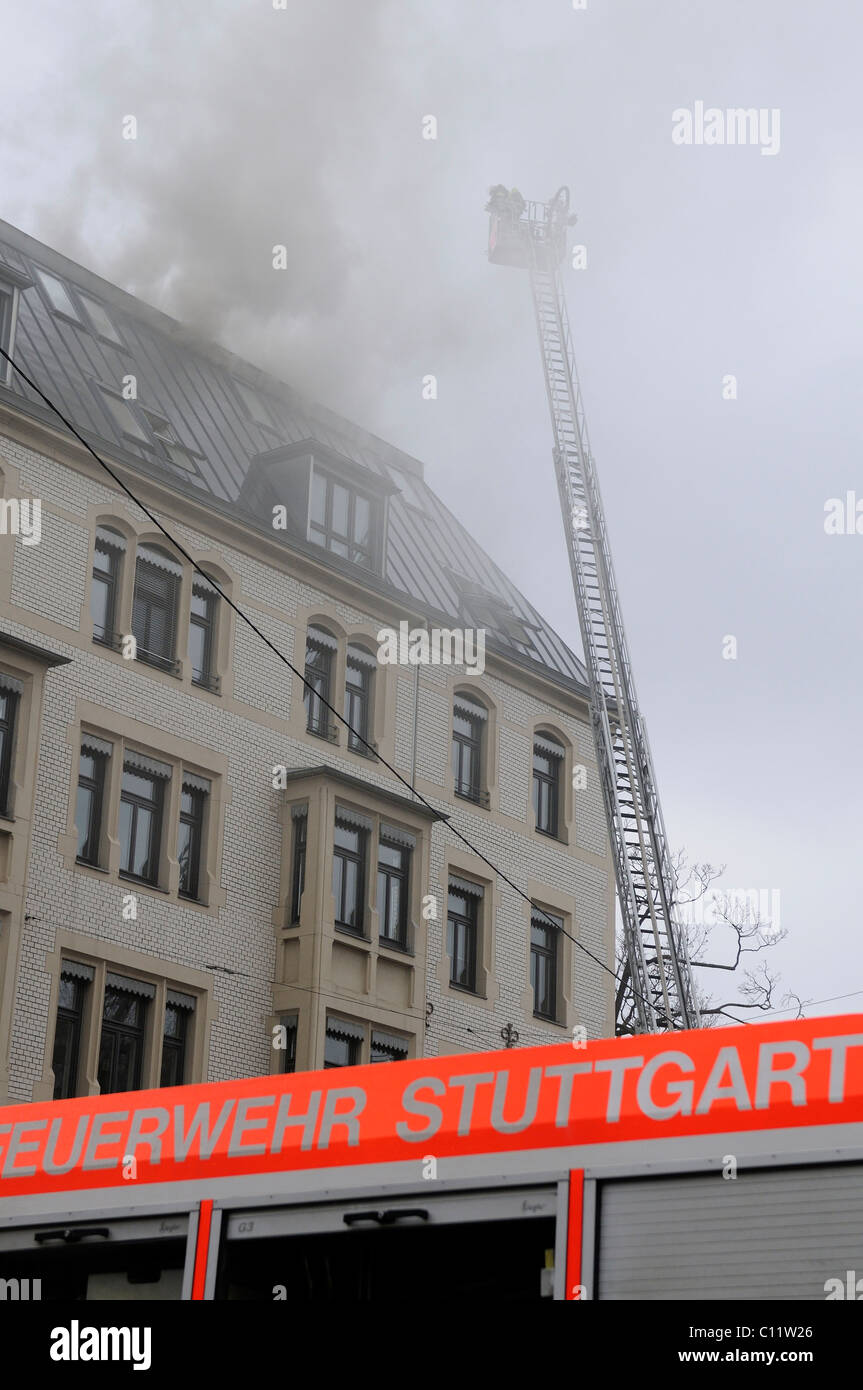 Incendio sulla strada Urbanstrasse 1, in Stuttgart-Mitte vicino piazza Charlottenplatz, Stoccarda, Baden-Wuerttemberg, Germania, Europa Foto Stock