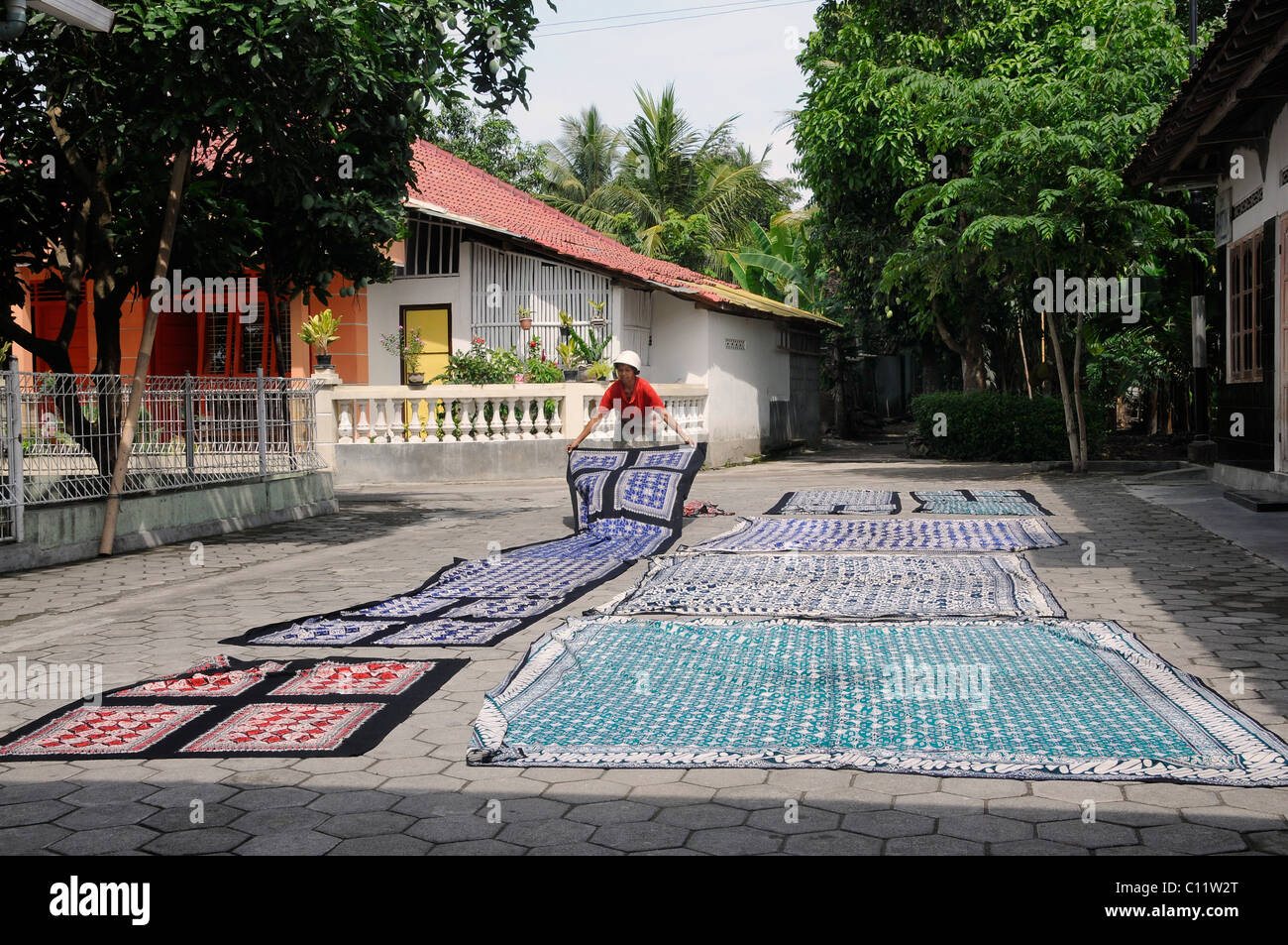 Fabbrica Batik essiccando il tessuto tinto in un cantiere nei pressi di Yogyakarta, Giava centrale, Indonesia, Asia sud-orientale, Asia Foto Stock