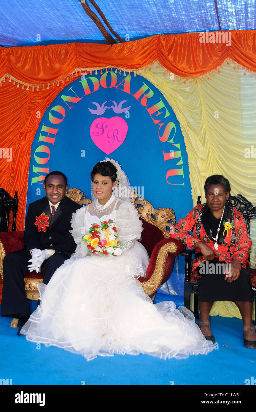 Wedding moderna della tribù Dani in Wamena, sposa con il make-up per alleggerire la sua pelle, Wamena, Il Baliem Valley, Irian Jaya, Indonesia Foto Stock