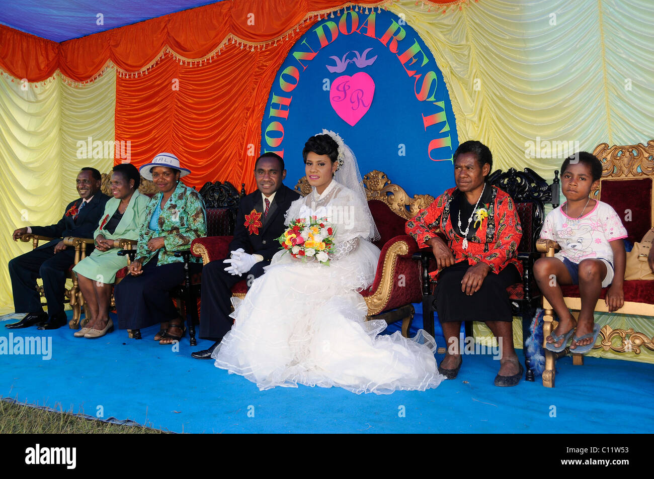 Wedding moderna della tribù Dani in Wamena, sposa con il make-up per alleggerire la sua pelle, Wamena, Il Baliem Valley, Irian Jaya, Indonesia Foto Stock