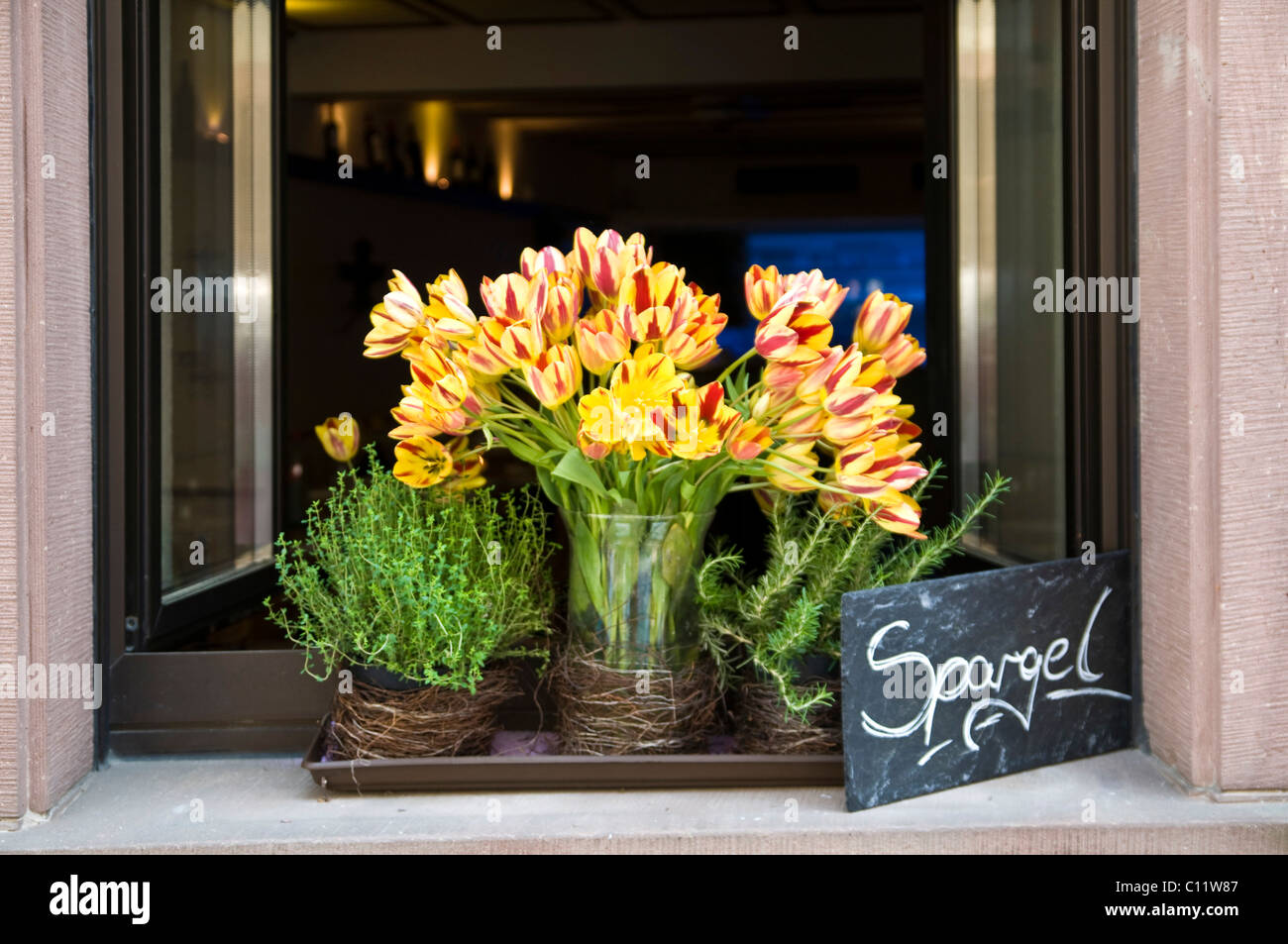 Finestra Inn con il segno "" pargel, asparagi, Freiburg, Baden-Wuerttemberg, Germania, Europa Foto Stock
