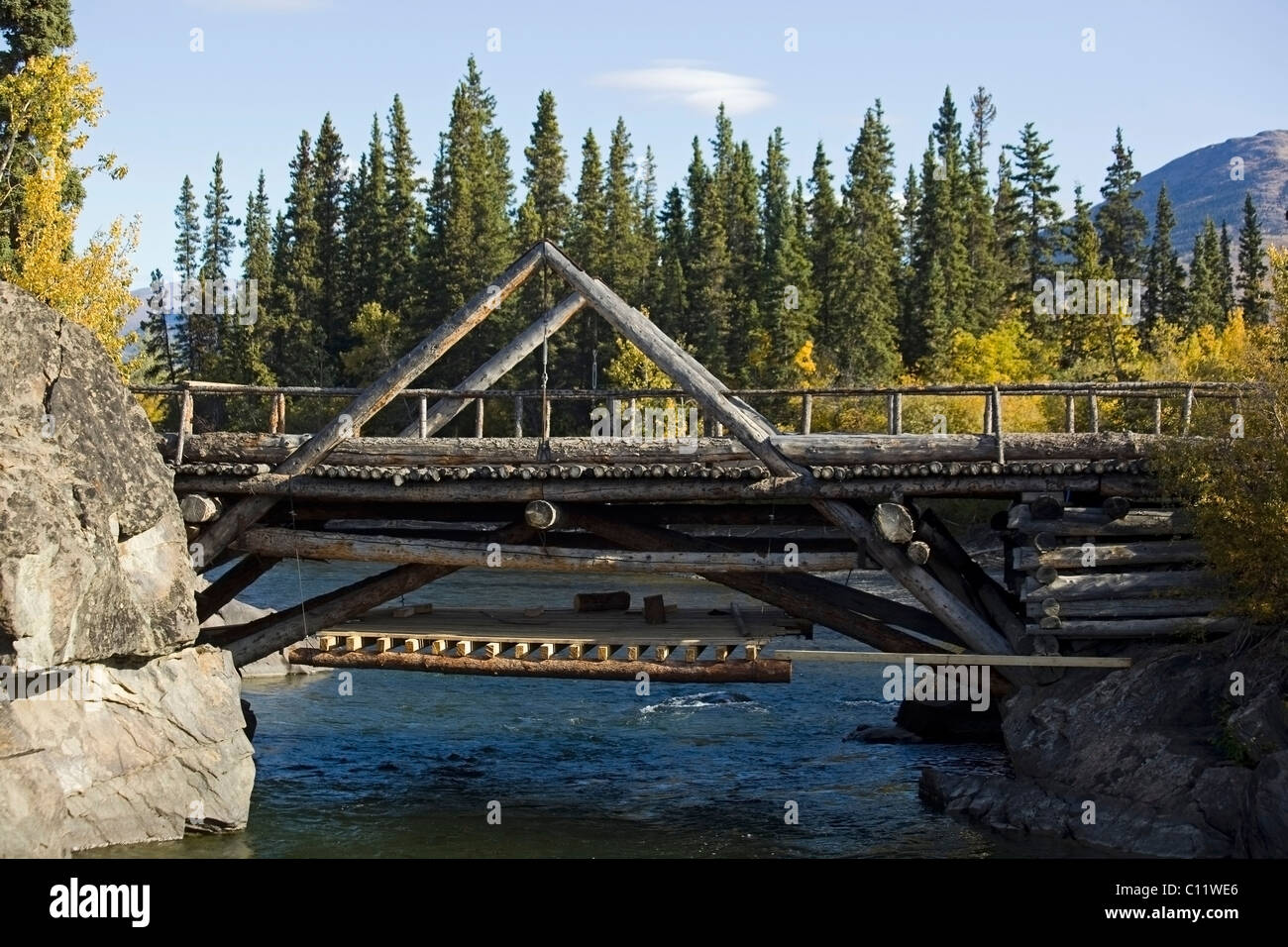 Legno storico ponte vecchio Alaska Highway, Aishihik River, Otter Falls, Yukon Territory, Canada Foto Stock