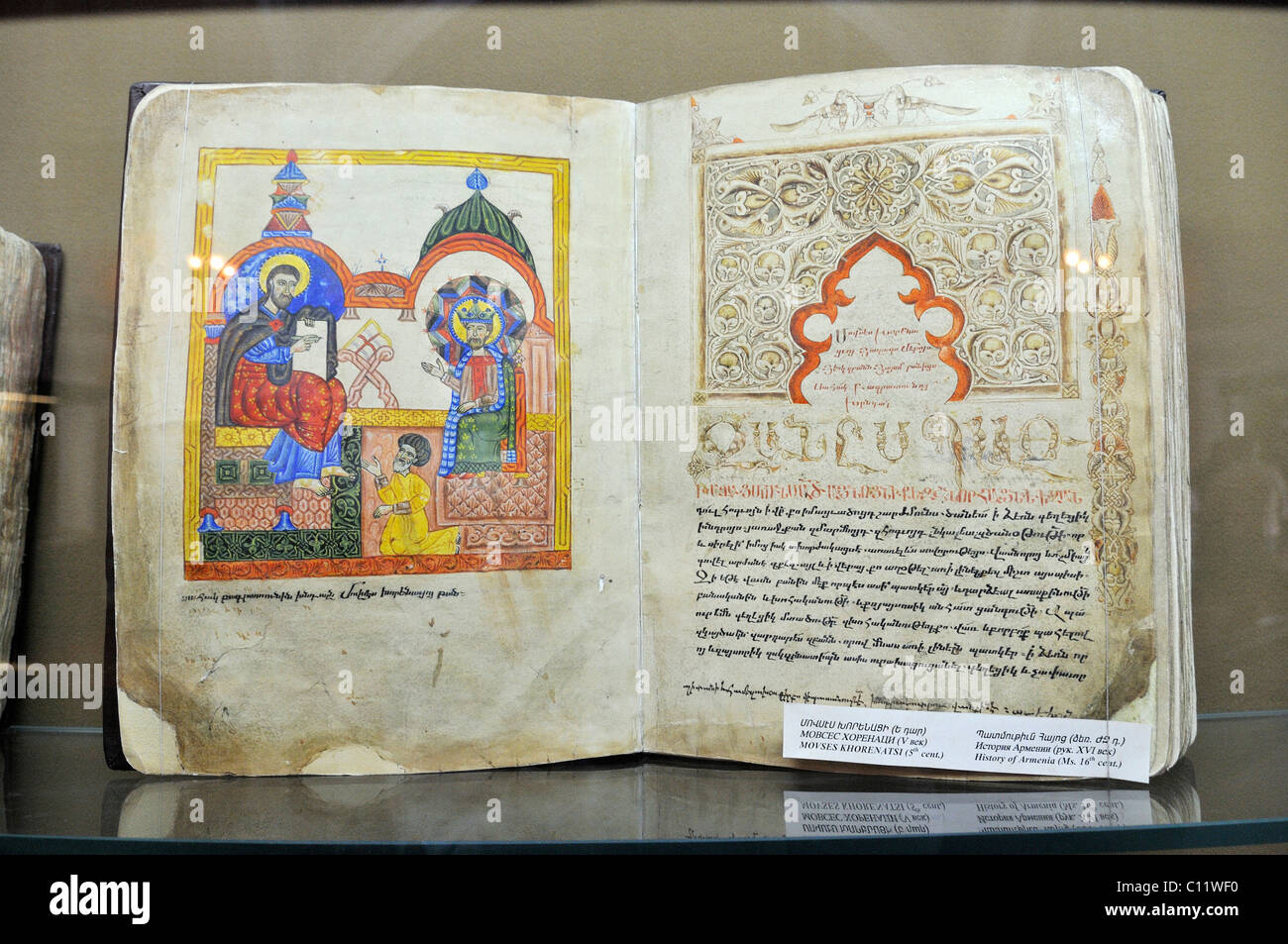 Storico armeno dipinte a mano manoscritto, pagina di libro, Museo Matenadaran, Yerevan, Jerewan, Armenia, Asia Foto Stock