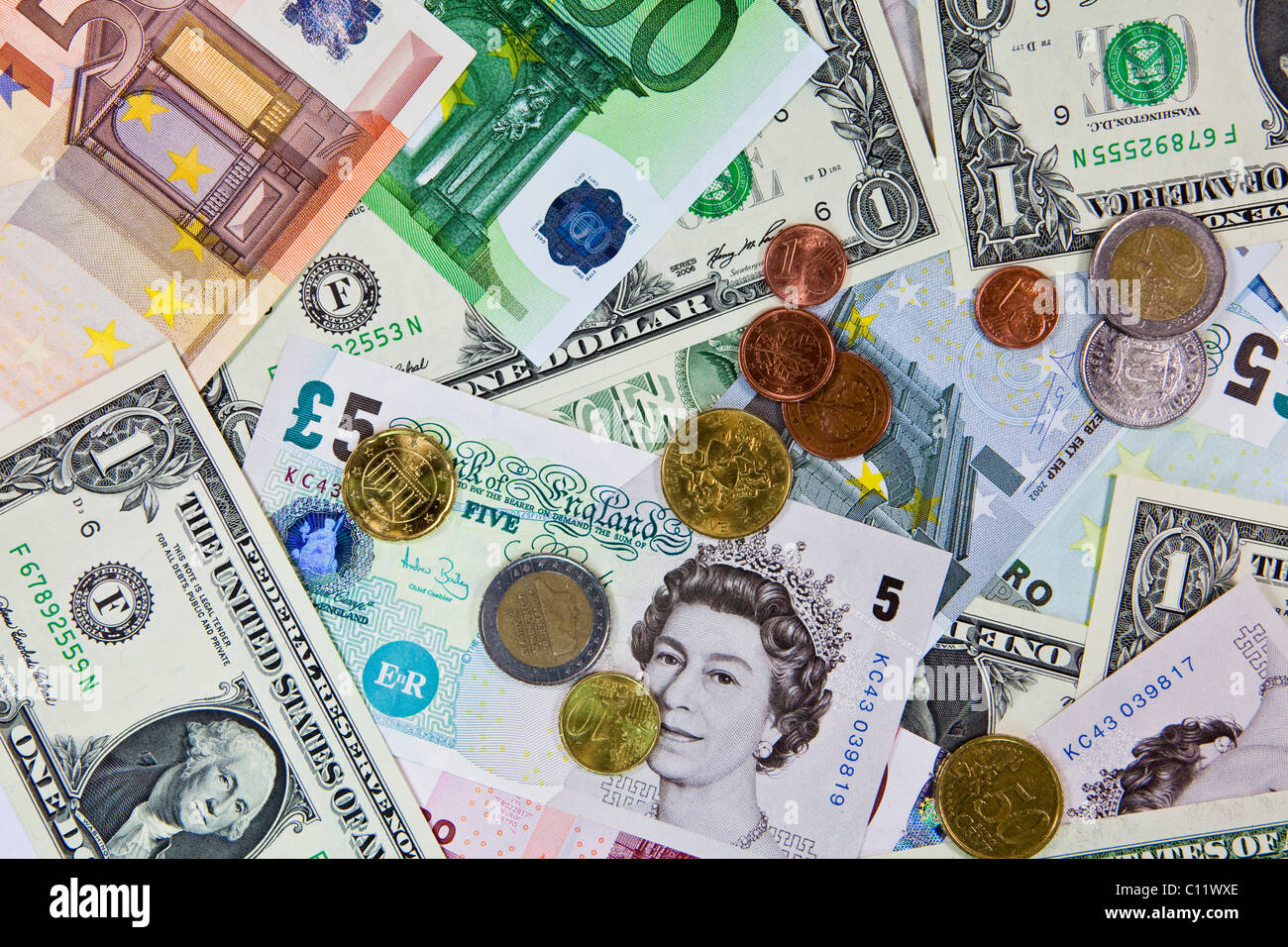 Una miscela di US Dollaro, euro e sterlina inglese note Foto Stock