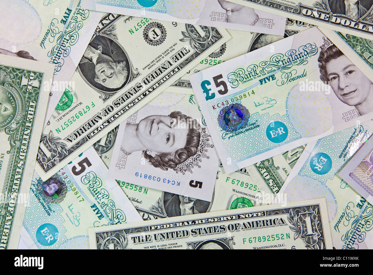 Una miscela di U.S. le fatture del dollaro e la Sterlina Inglese note Foto Stock