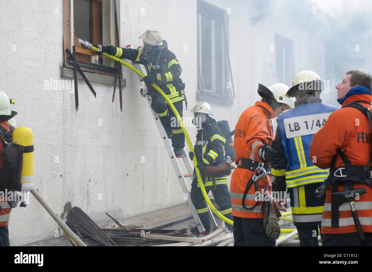 Il dipartimento dei vigili del fuoco estinzione quasi bruciate le furniture store, Asperg, Baden-Wuerttemberg, Germania, Europa Foto Stock