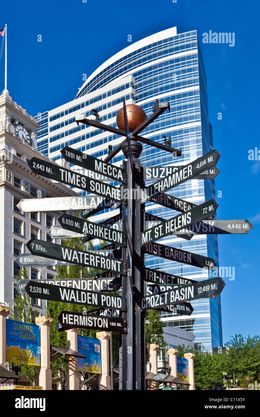 Indicazioni stradali su Pioneer Courthouse Square, nel retro della torre di Fox, Portland, Oregon, Stati Uniti d'America Foto Stock