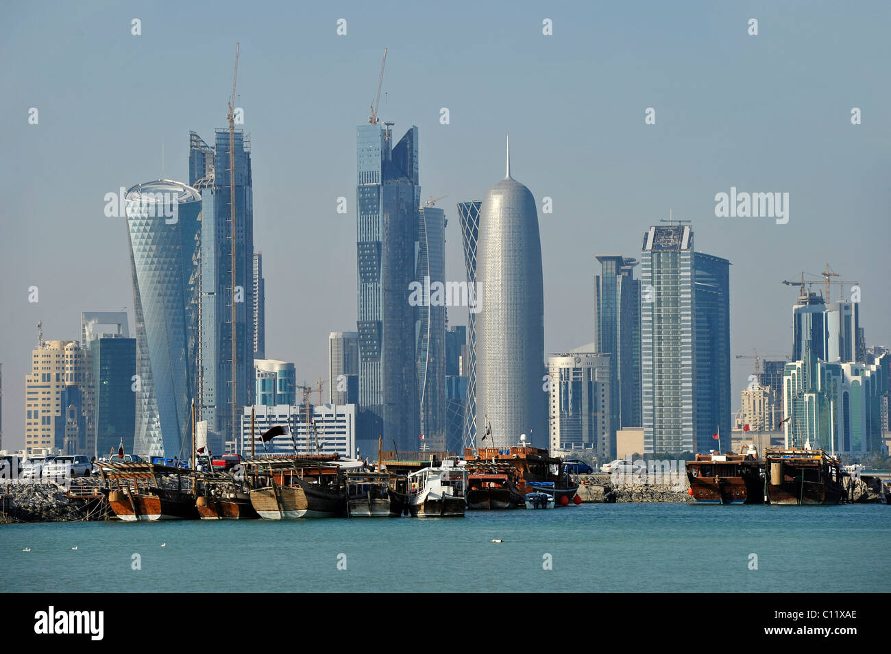 Tradizione e modernità, dhow di legno navi cargo nella parte anteriore della skyline di Doha, Qatar, Golfo Persico, Medio Oriente e Asia Foto Stock