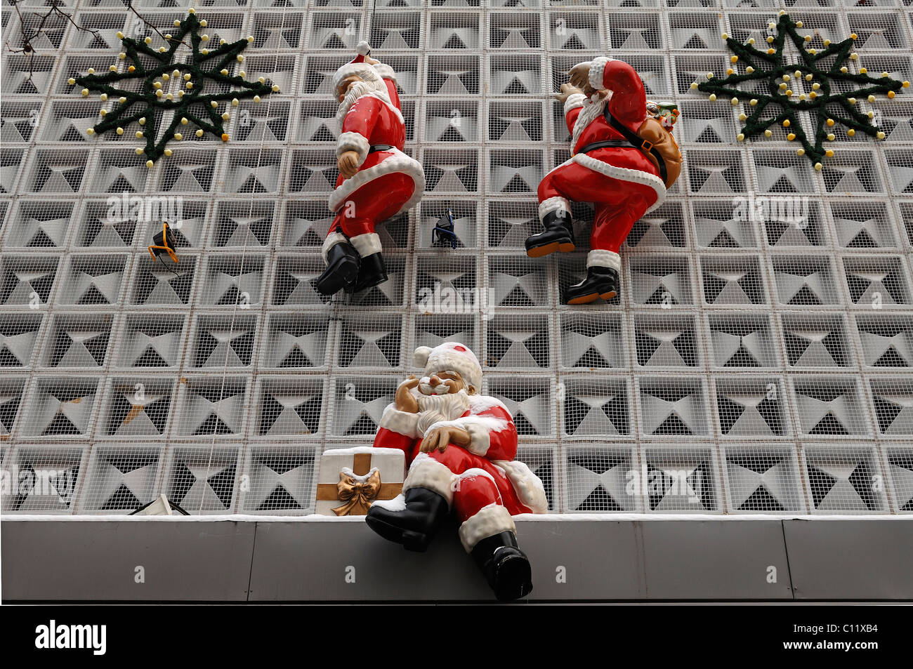 Babbo Natale figurine sulla facciata di un department store di Erlangen, Media Franconia, Baviera, Germania, Europa Foto Stock