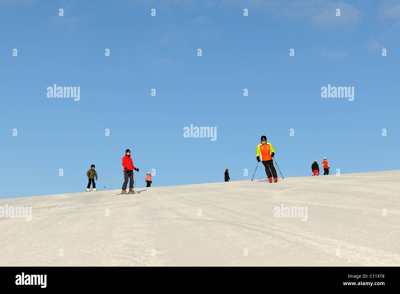Gli sciatori sul Monte Feldberg, Foresta Nera, Baden-Wuerttemberg, Germania, Europa Foto Stock
