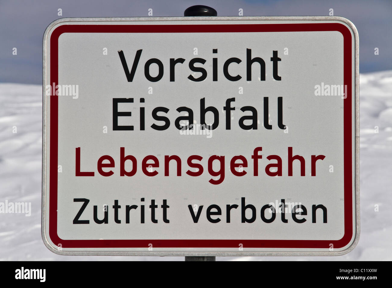 Segnale di avviso, "Vorsicht Eisabfall', tedesco per "la caduta di ghiaccio", Mt Feldberg, Foresta Nera meridionale, Breisgau-Hochschwarzwald Foto Stock