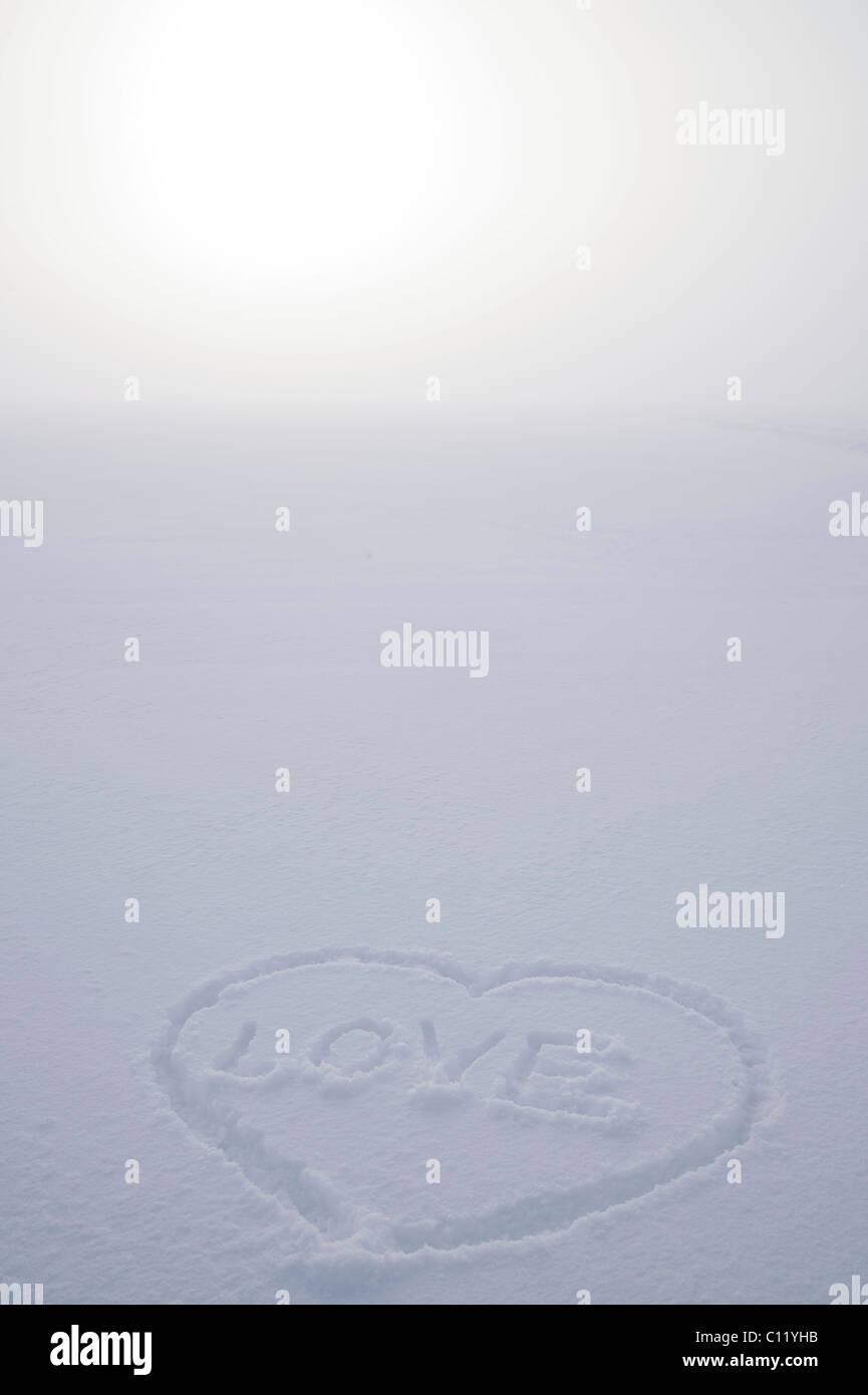 Cuore, amore, neve e sole Foto Stock