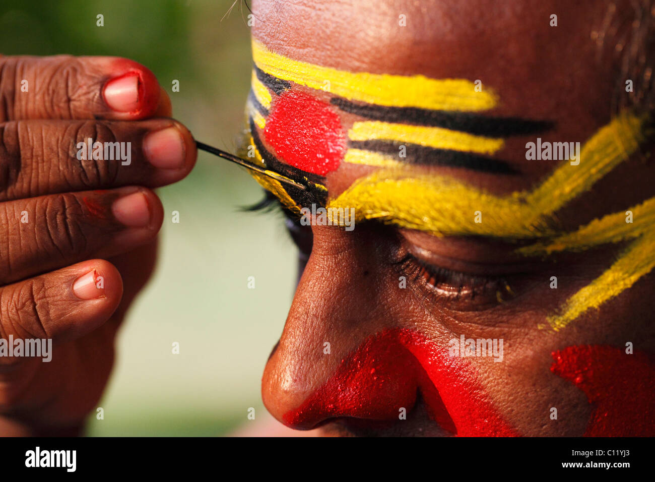 Kathakali dancer facendo il suo make up, Chuvanna Thaadi maschera, Kerala, India meridionale, Asia Foto Stock