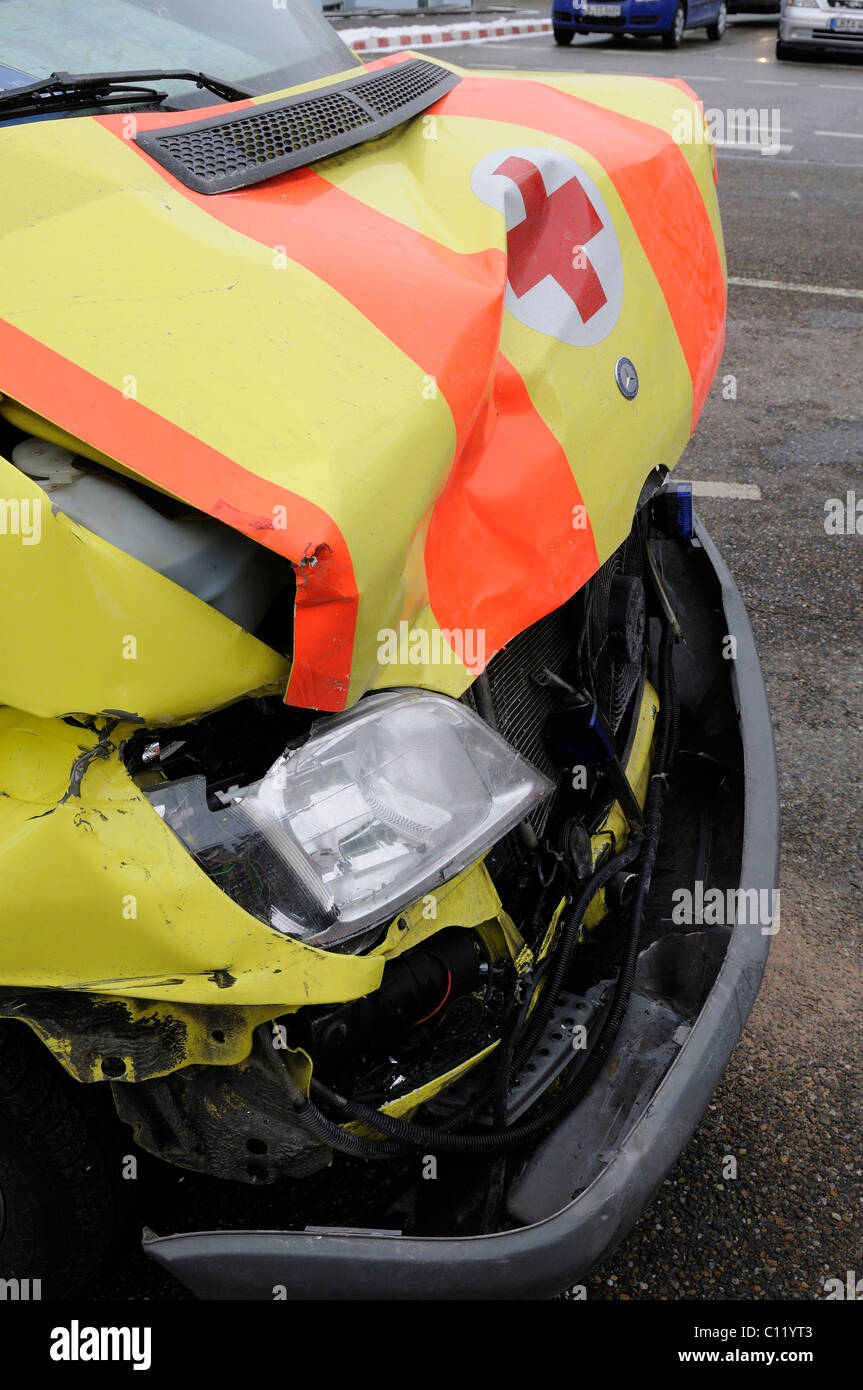 Veicolo ambulanza della Croce Rossa tedesca ha avuto un incidente durante il servizio e Marbach, Baden-Wuerttemberg, Germania, Europa Foto Stock