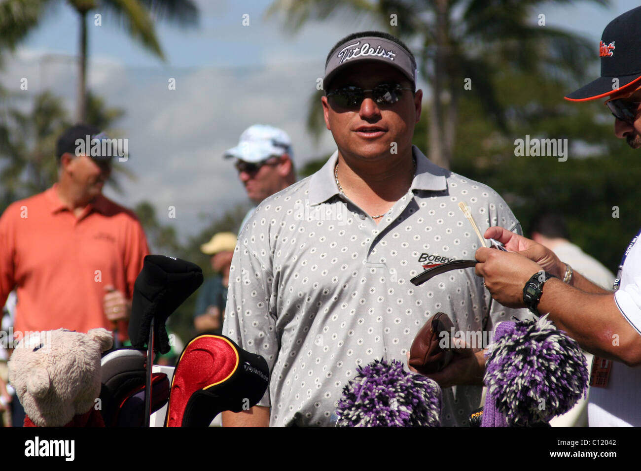 American PGA golf Robert Gamez è in piedi sulla pratica verde prima del 2005 Sony Open alle Hawaii. Foto Stock