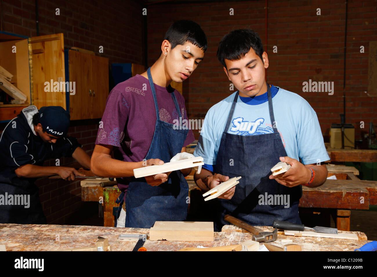 Gli apprendisti nel seminario di formazione, falegnameria, Fundación Cristo vive, Santiago del Cile, Cile, Sud America Foto Stock
