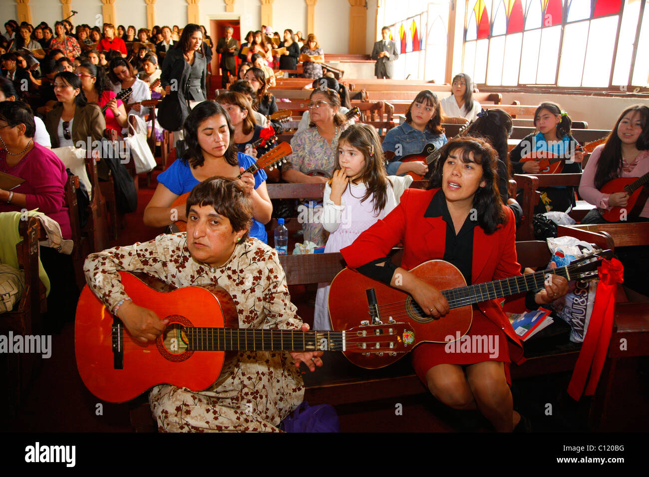 Orchestra di chitarra, il culto, la Catedral Evangelica de Chile, chiesa pentecostale, Santiago del Cile, Cile, Sud America Foto Stock