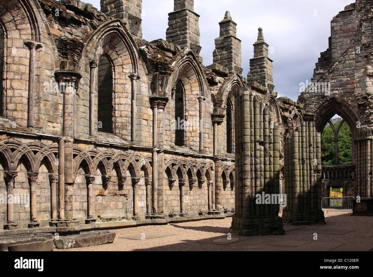 Rovine della chiesa, il Palazzo di Holyrood, sede della regina inglese in Scozia ad Edimburgo, Scozia, Regno Unito, Europa Foto Stock