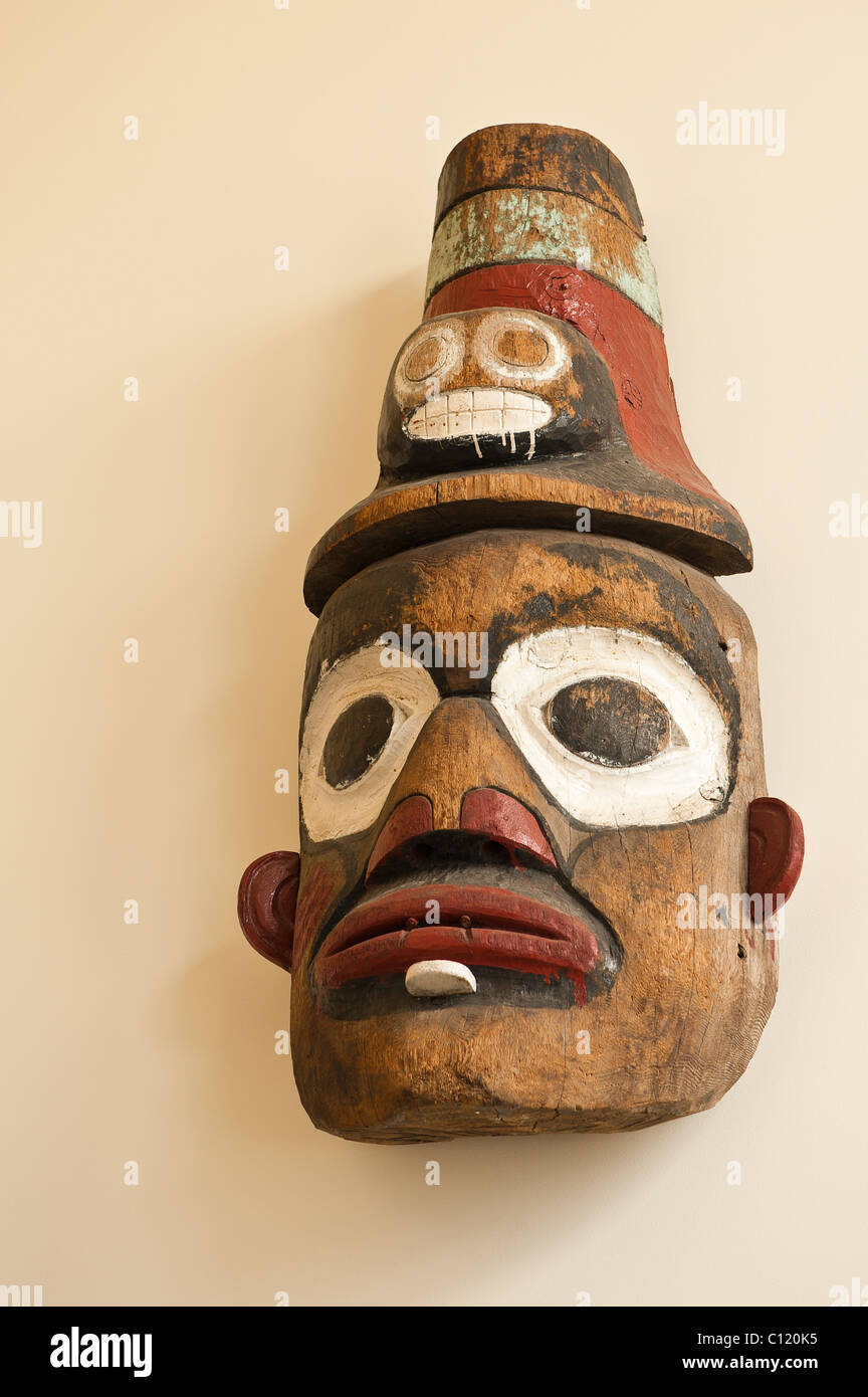 L'Alaska. Tlingit maschera cerimoniale presentano nel Museo Wrangell, Wrangell, Alaska sudorientale. Foto Stock