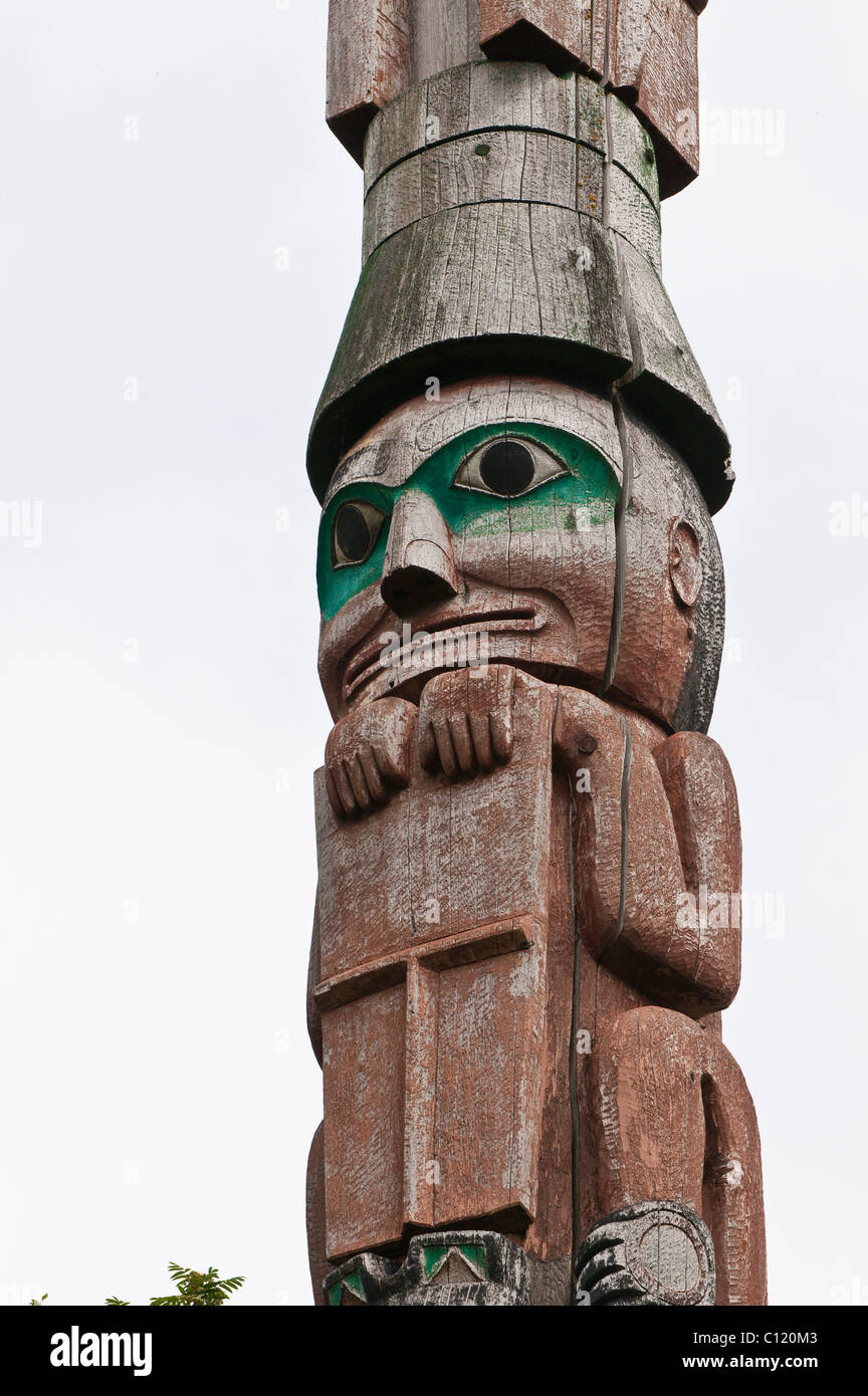 L'Alaska. Totem a scuote il capo tribale, Casa Tlingit monumento storico sito, Wrangell, Alaska sudorientale. Foto Stock