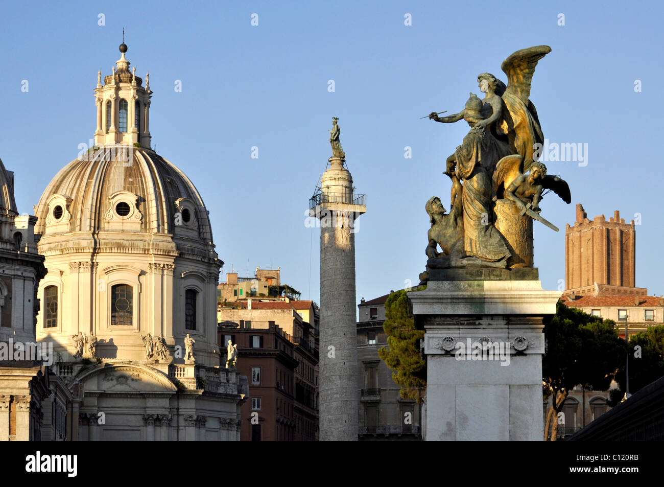 La chiesa del Santissimo Nome di Maria Santissimo Nome di Maria, la colonna Traiana, gruppo di statue 'Il Pensiero' sul Vittoriano Foto Stock