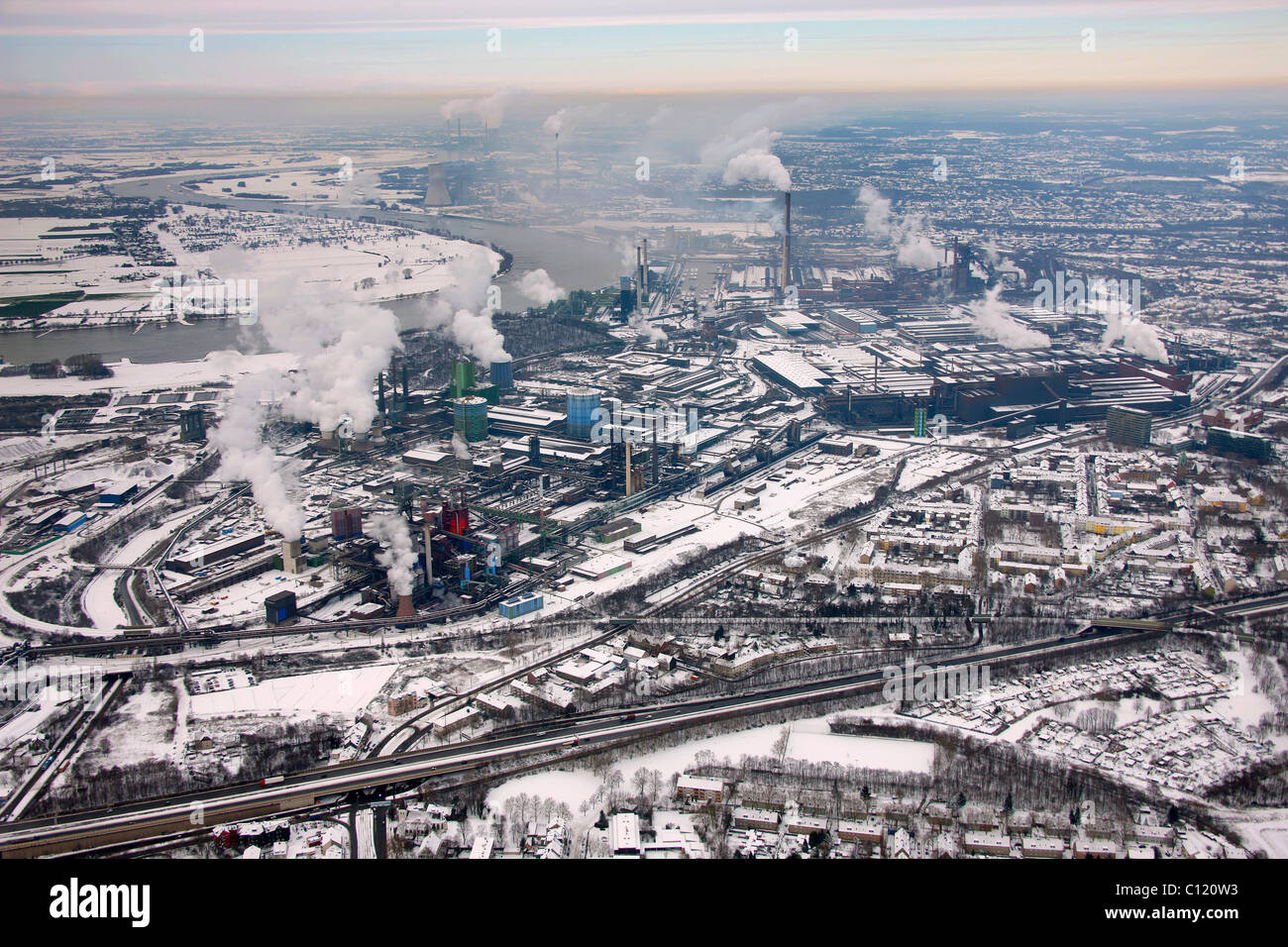 Foto aerea, altiforni, coperto di neve e paesaggi industriali, ThyssenKrupp Steel, Meiderich, Hamborn, Rhein, Duisburg Foto Stock