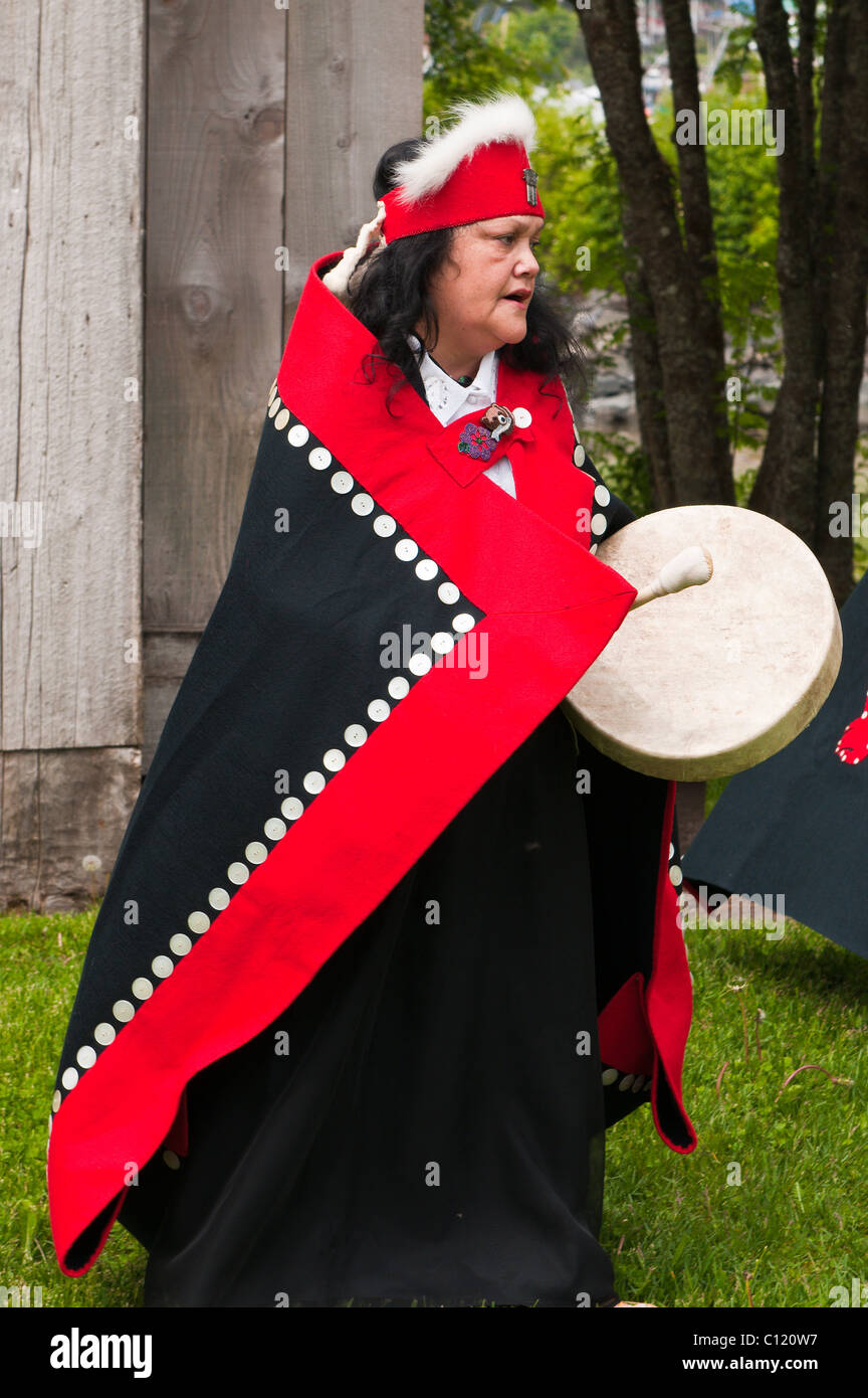 L'Alaska. Tlingit native esecutori al Chief scuote Casa tribali, Tlingit Historic Site, Wrangell, Alaska sudorientale. Foto Stock