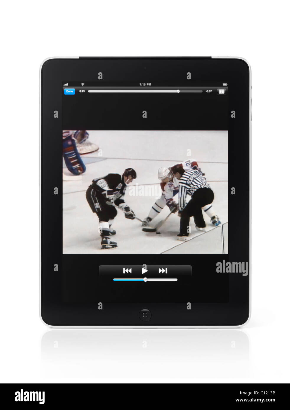 Apple iPad 3G tablet con una partita di hockey su ghiaccio video di youtube sul suo visualizzatore isolato su sfondo bianco con tracciato di ritaglio Foto Stock