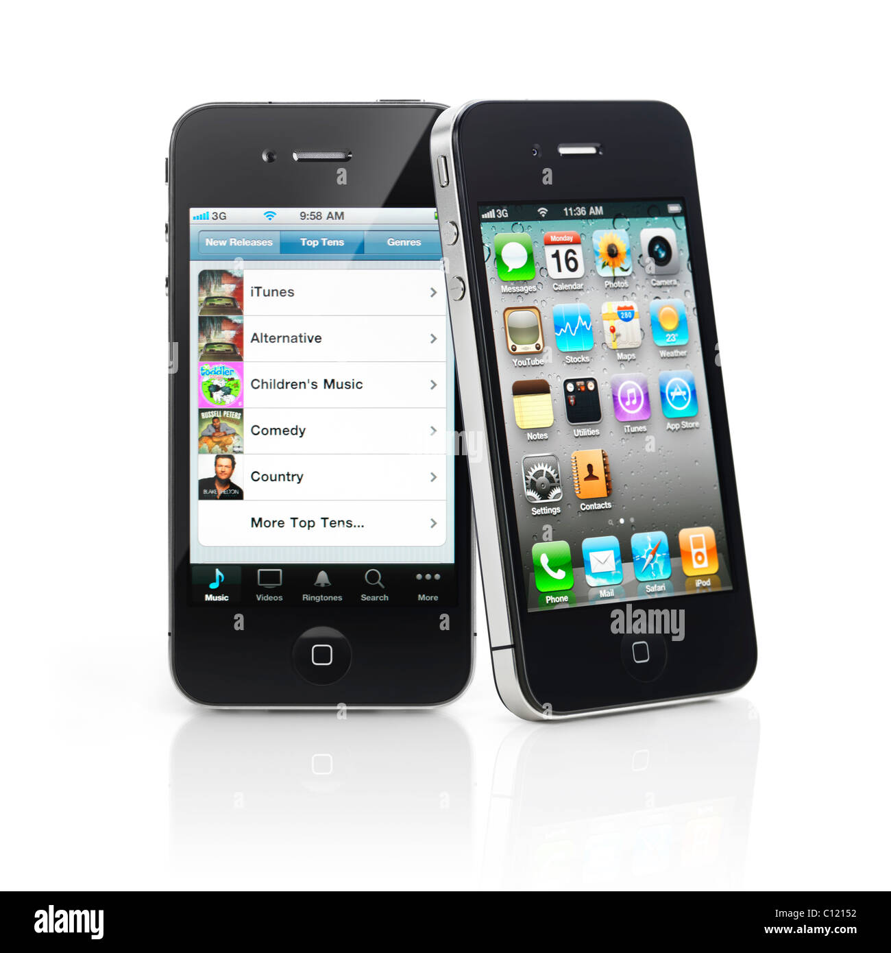 Due Apple iPhone 4 smartphone uno appoggiata contro un altro isolato su sfondo bianco. Foto di qualità elevata. Foto Stock