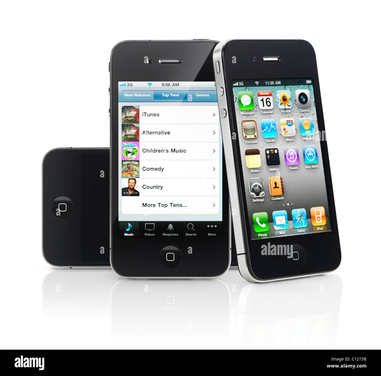 Tre Apple iPhone 4 smartphone uno appoggiata contro un altro isolato su sfondo bianco. Foto di qualità elevata. Foto Stock