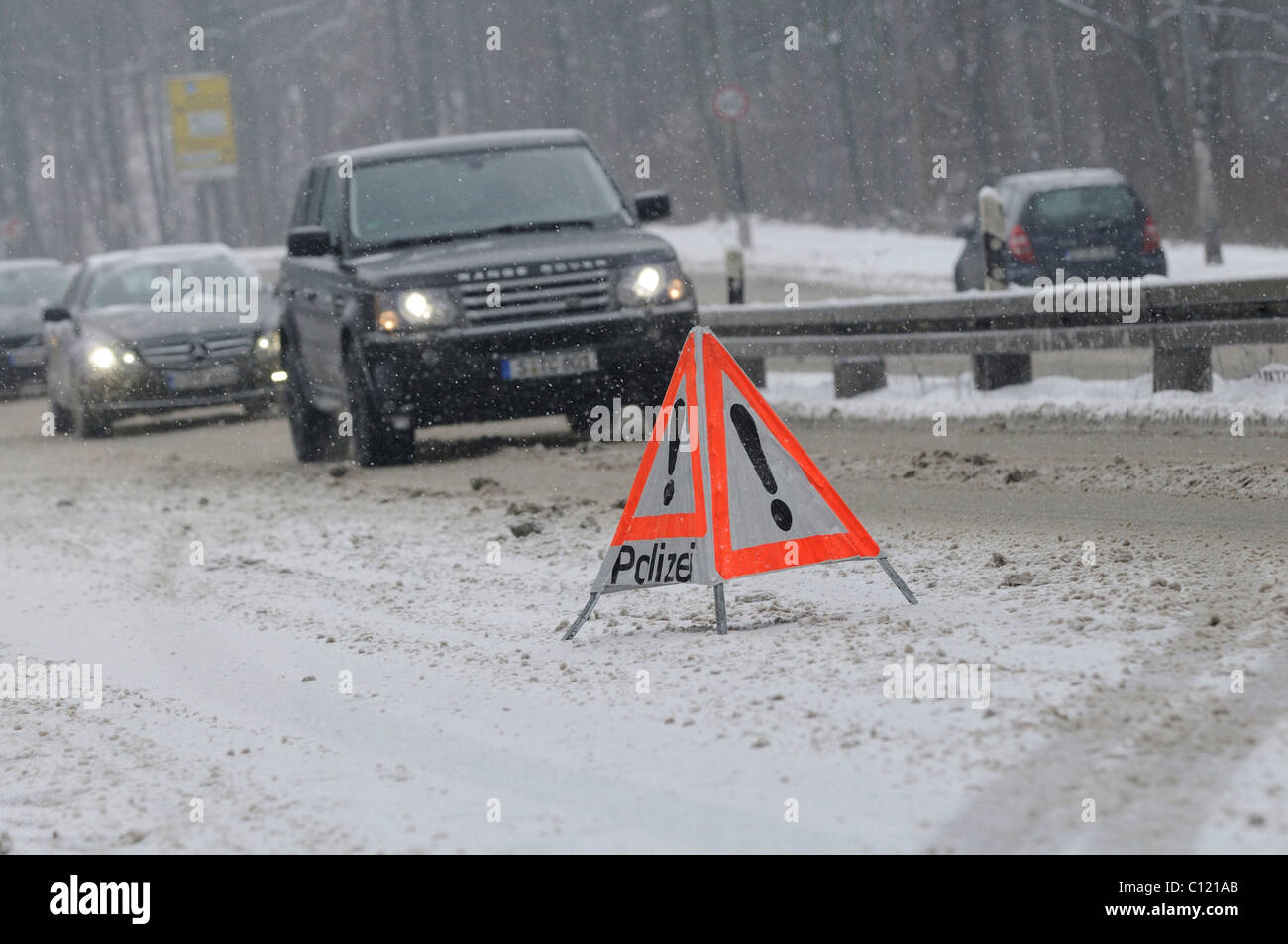 Il triangolo di avvertenza della polizia sulla coperta di neve strada di fronte ad un ingorgo, Stoccarda, Baden-Wuerttemberg, Germania, Europa Foto Stock