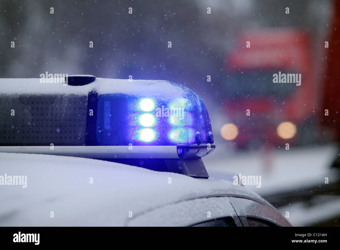 La spia blu di un veicolo di polizia in un turbinio di neve, Rheinboellen, Renania-Palatinato, Germania, Europa Foto Stock