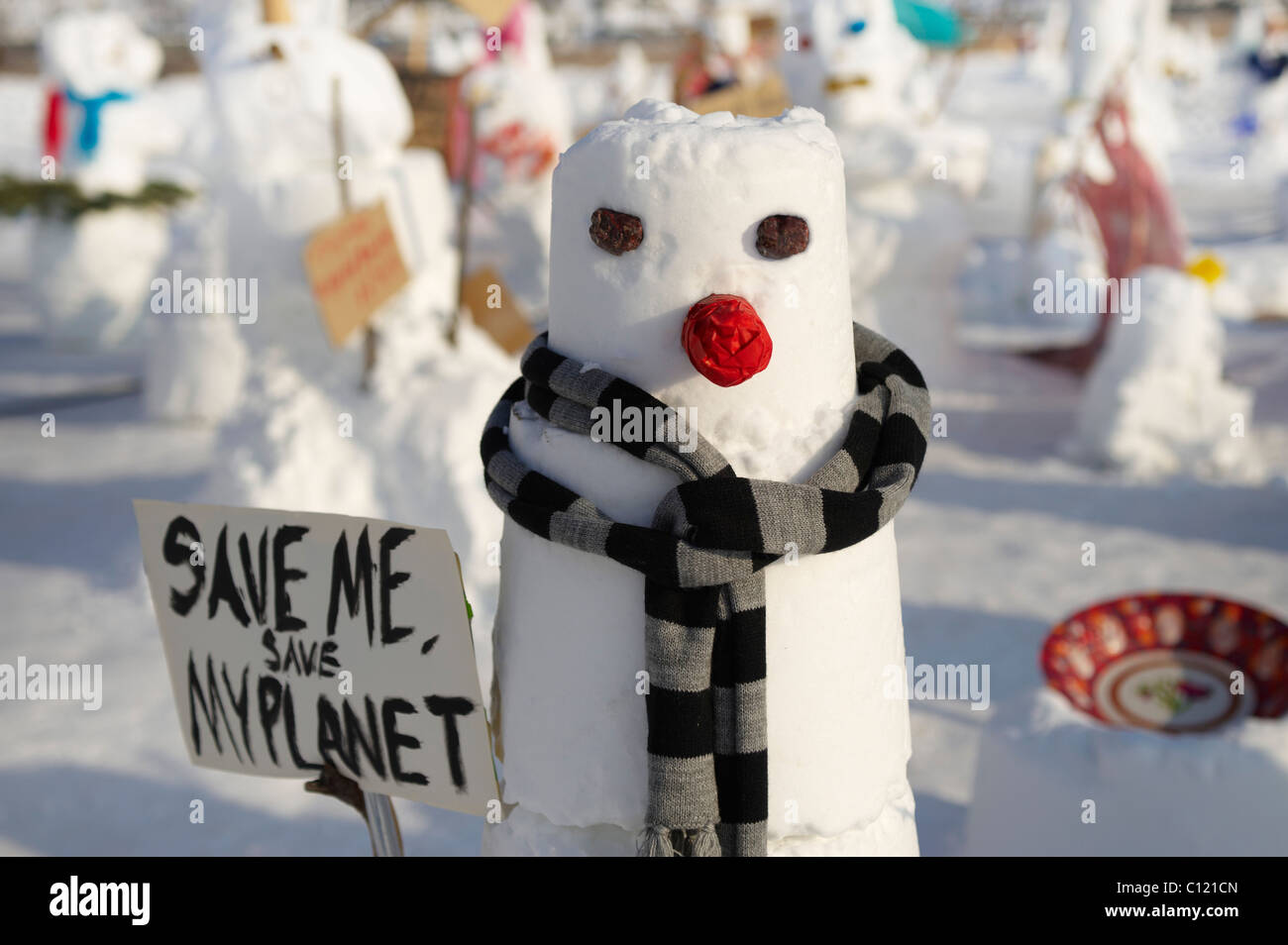 Dimostrazione di pupazzi di neve contro il cambiamento climatico sulla Schlossplatz a Berlino, Germania, Europa Foto Stock