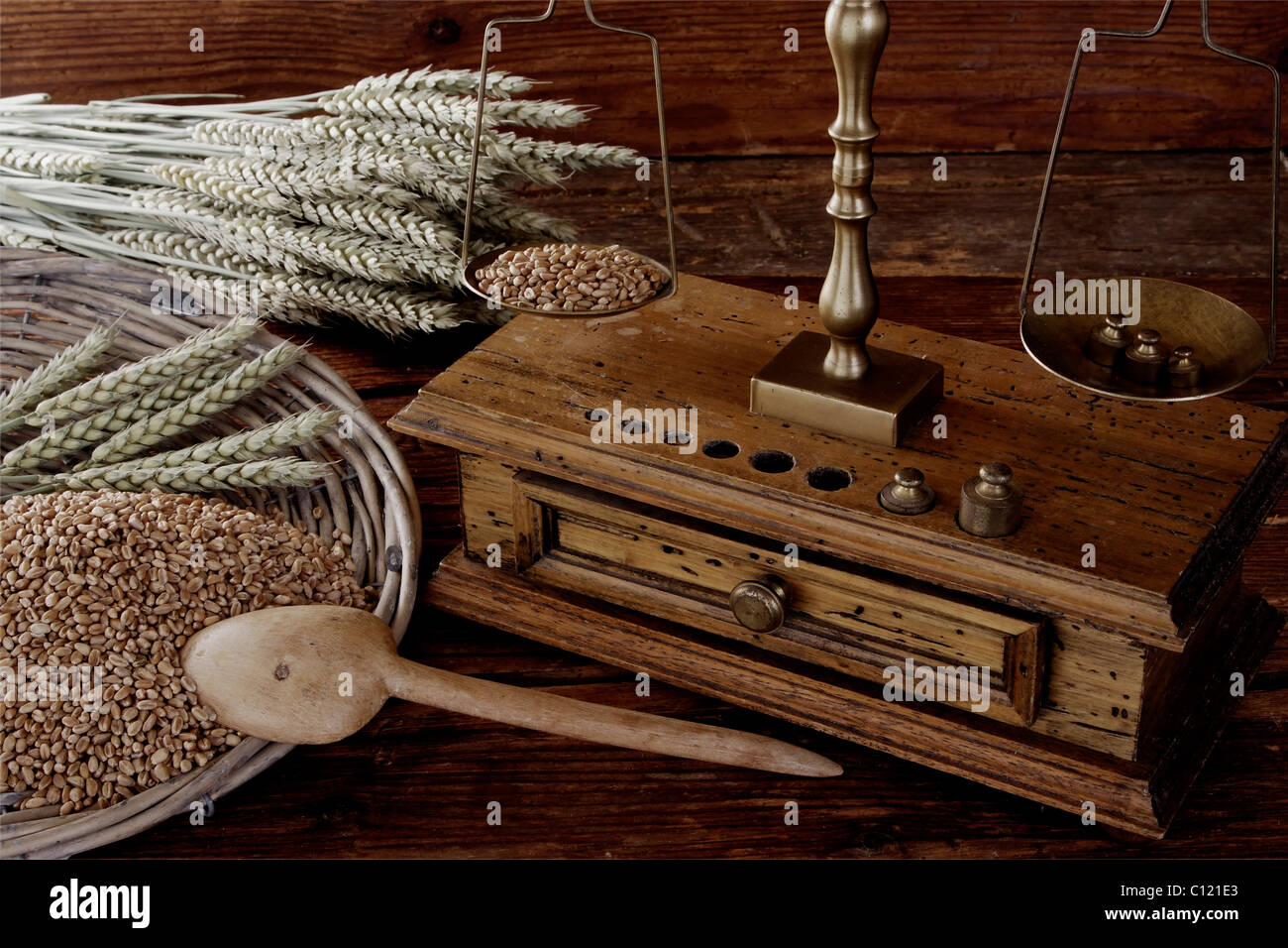 Scale di antiquariato del peso di chicchi di grano (Triticum) Foto Stock