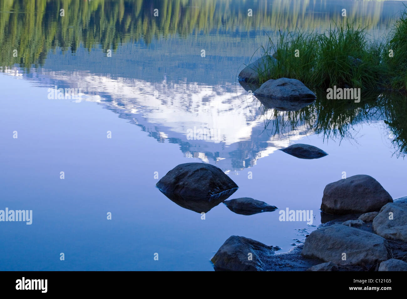 La riflessione di montagna in un lago Foto Stock