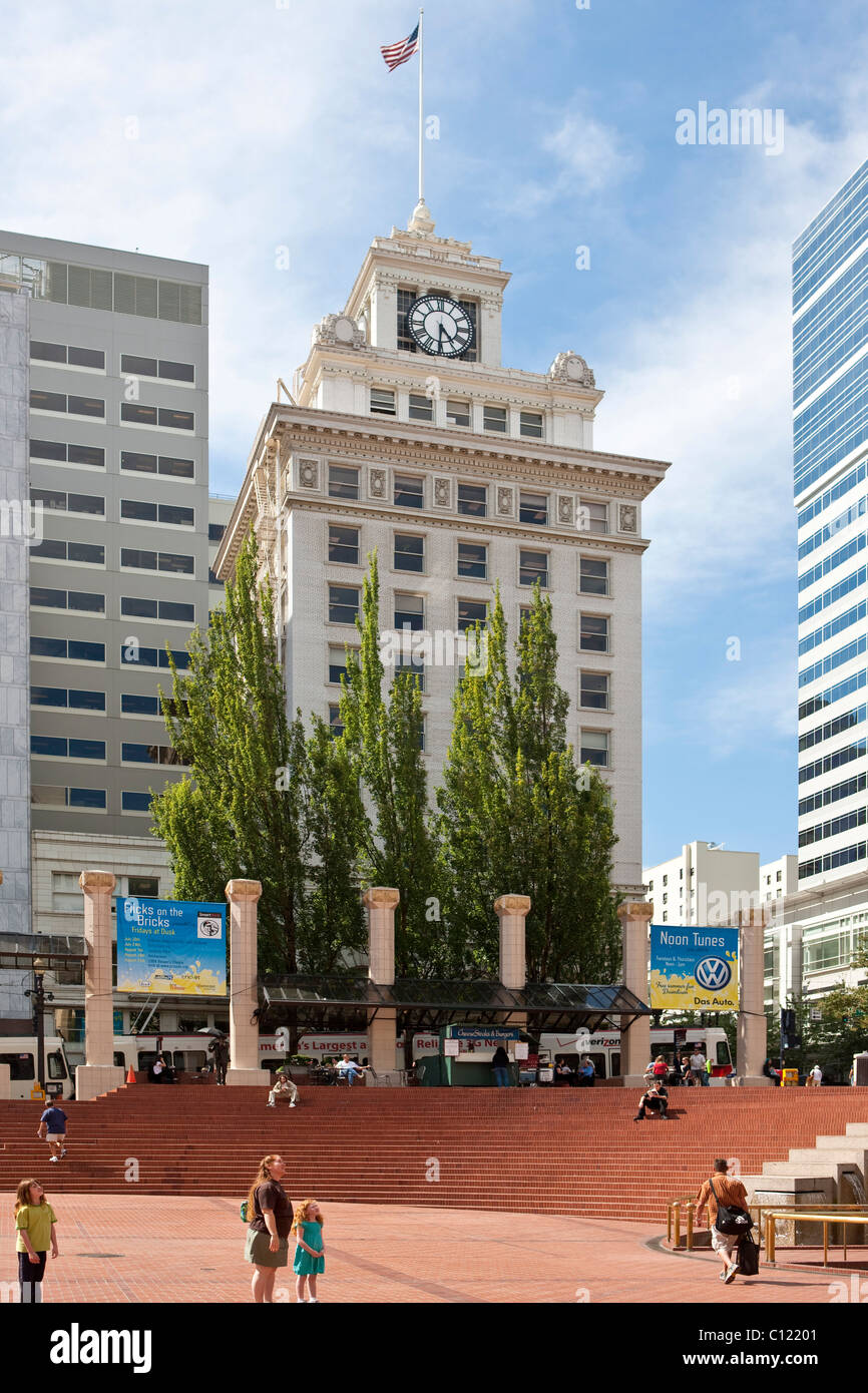 Vista della Pioneer Courthouse Square e la torre di Jackson, Portland, Oregon, Stati Uniti d'America Foto Stock